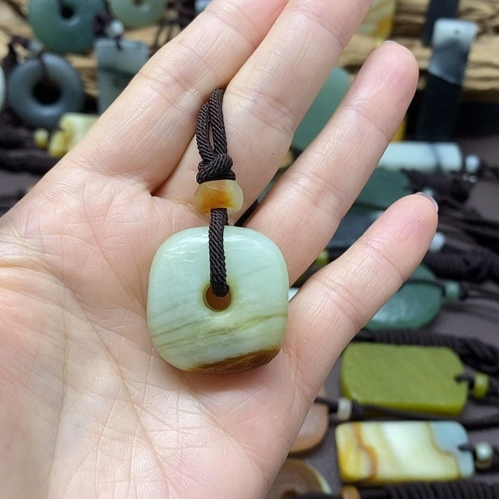蛇纹石玉未镶嵌颈饰