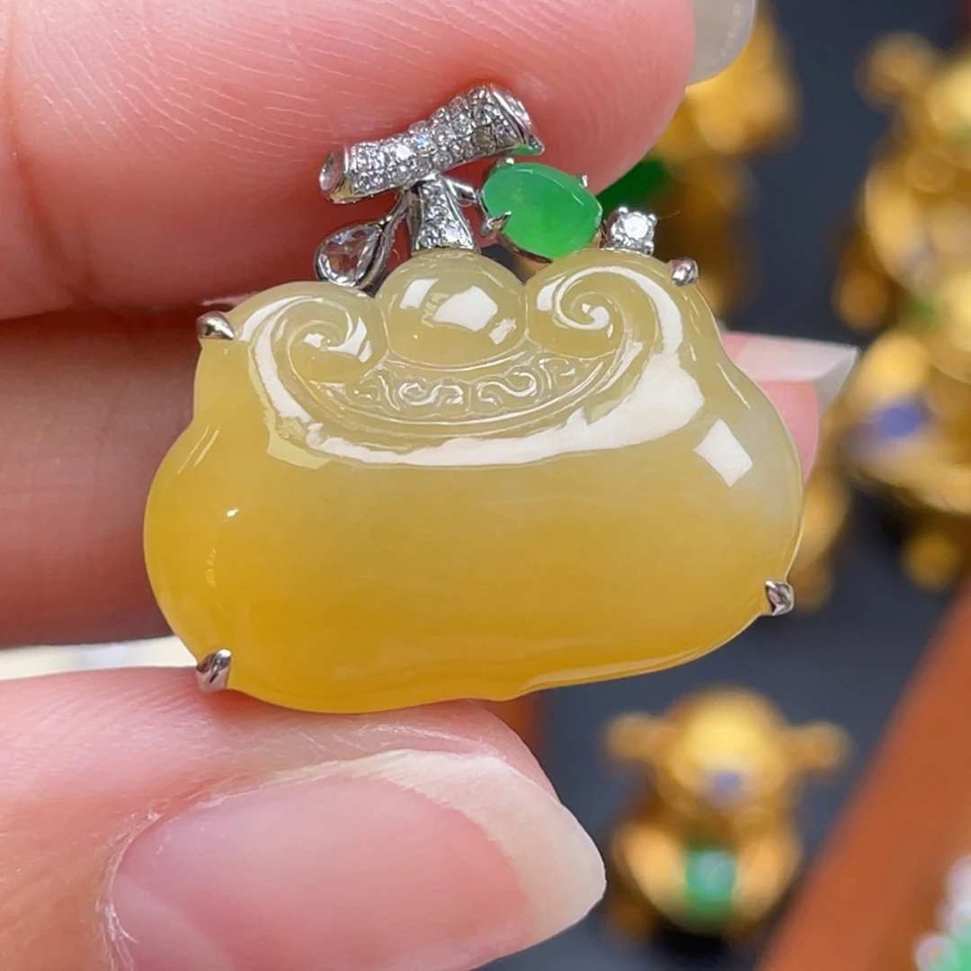 翡翠18K金镶嵌颈饰黄翡如意