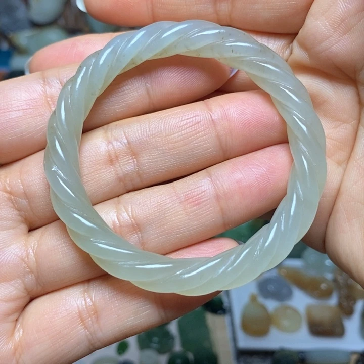 浅***浅和田玉未镶嵌手镯