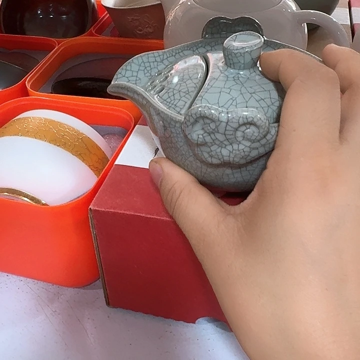 主人杯一个，瓷。品茗瓷