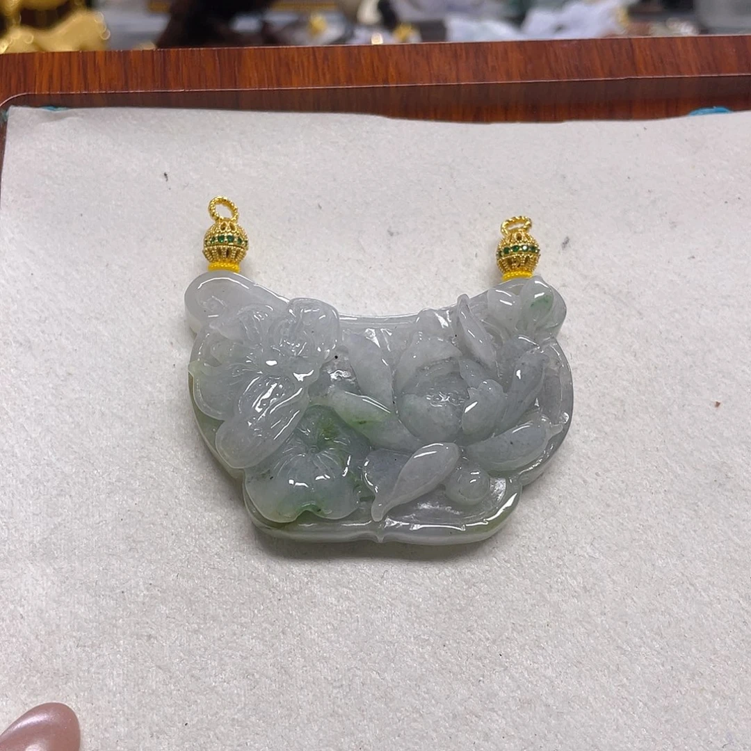 翡翠未镶嵌颈饰鱼戏荷花吊坠