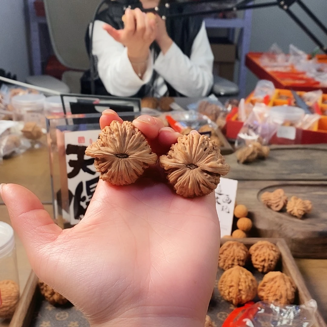 R***C吊坠文玩核桃楼子