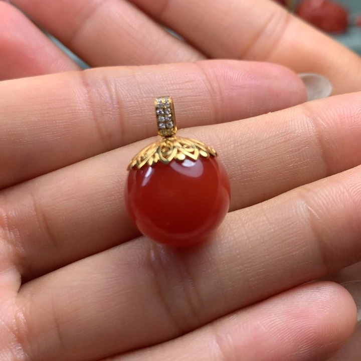 18K金镶嵌吊坠南红玛瑙