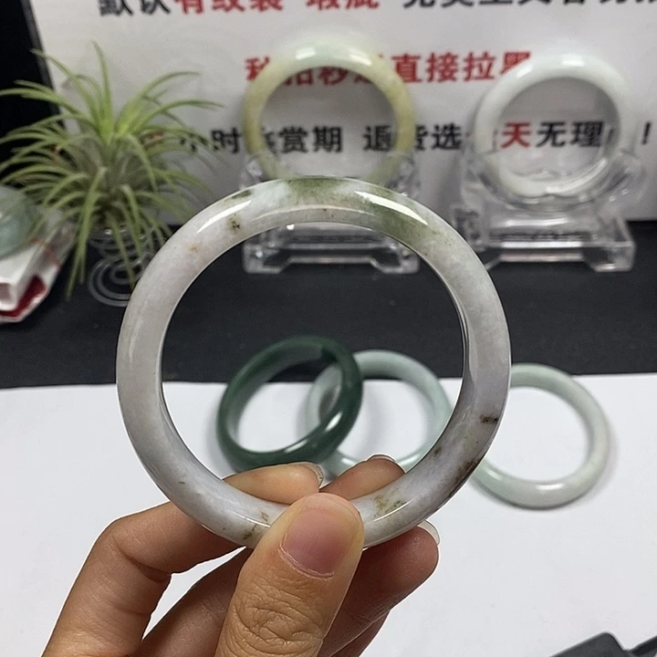 未镶嵌手镯翡翠28号。 56.8圈