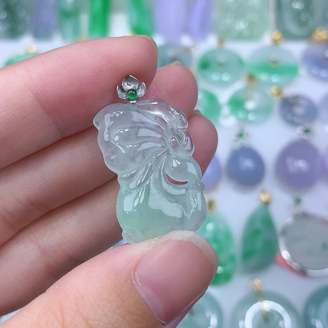 翡翠颈饰18K金镶嵌蝴蝶