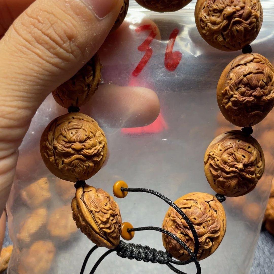 大桃核雕刻瑕疵钟馗头