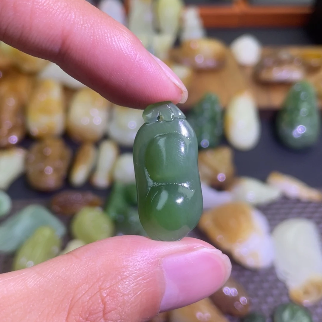 颈饰未镶嵌和田玉俄碧小福豆