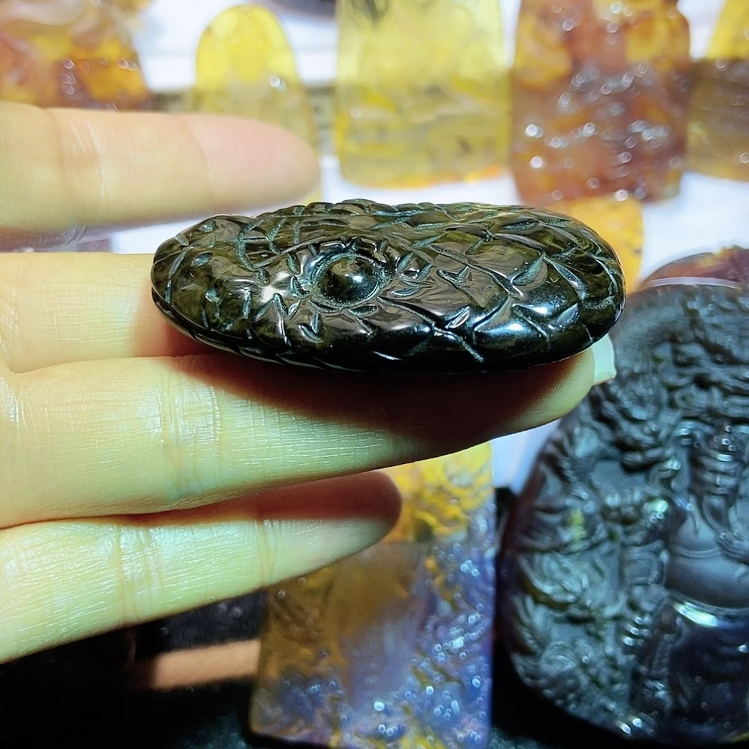 琥珀颈饰未镶嵌蛇头