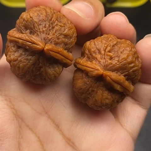 文玩核桃把件34尺麒麟墩油阴玉华