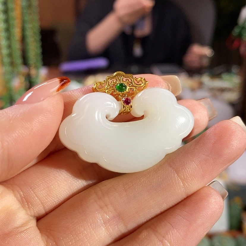 【闪购商品】吊坠(赠链)18K金镶嵌和田玉