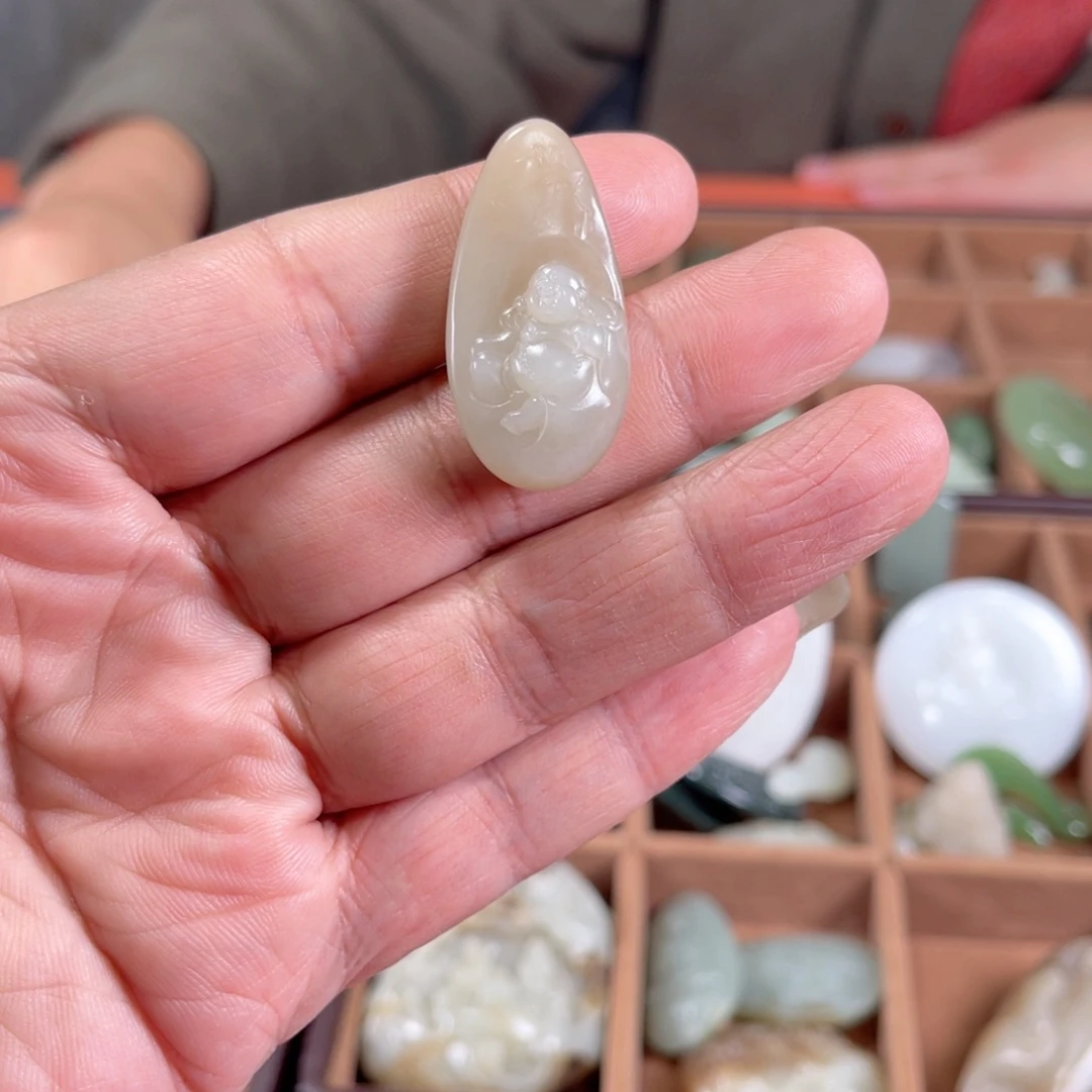 简***单和田玉未镶嵌颈饰