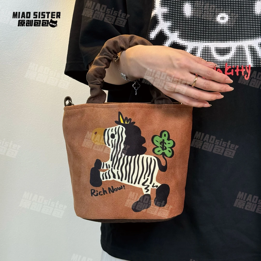 【S】MIAO马上有钱花手绘斑马手绘大容量休闲包帆布百搭褶皱包B