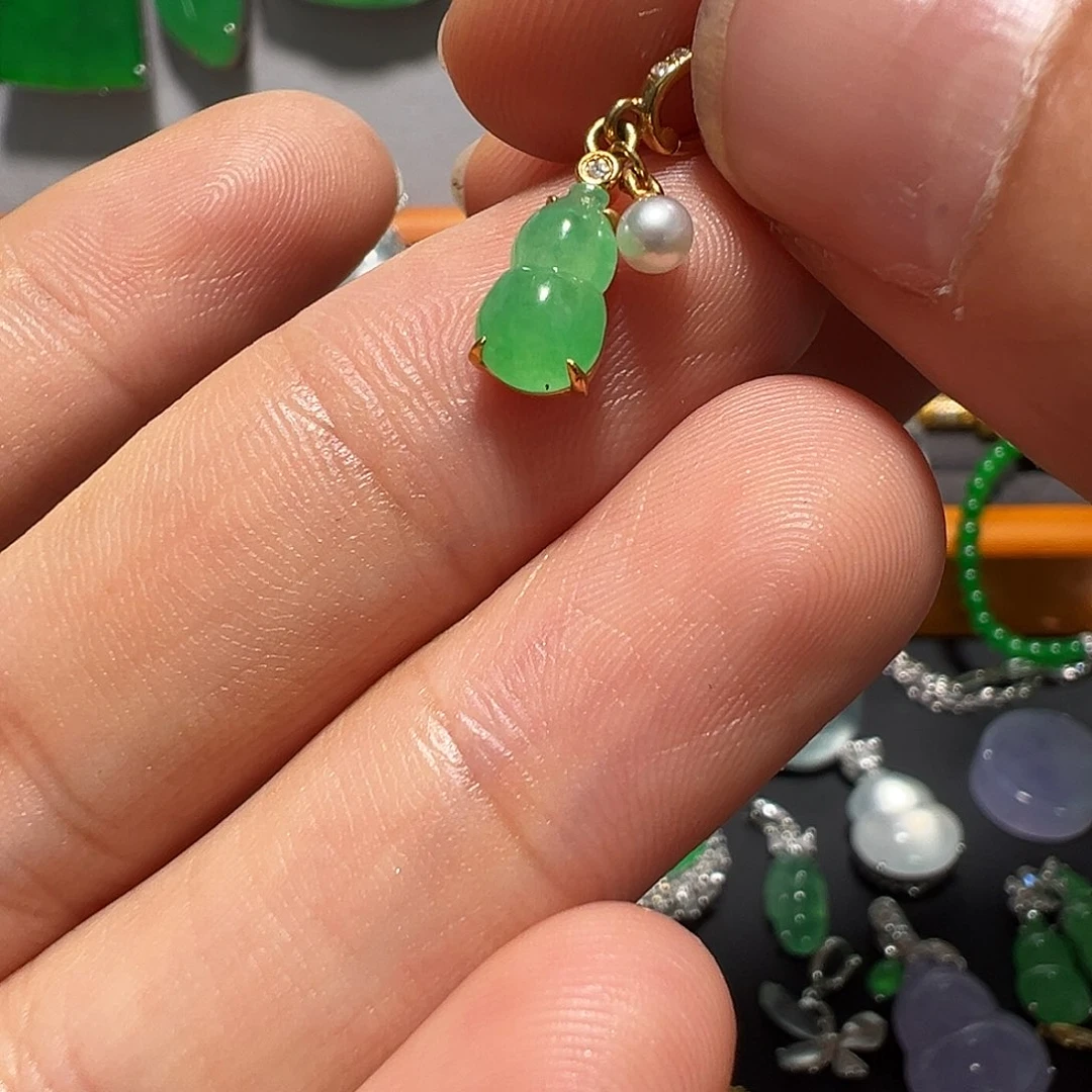 翡翠18K金镶嵌颈饰葫芦