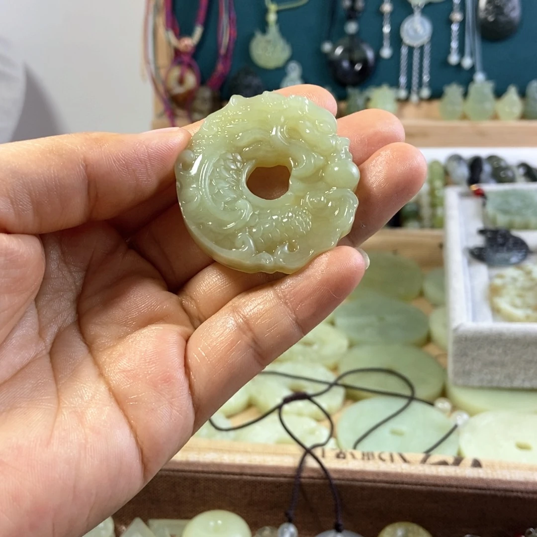 蛇纹石玉颈饰未镶嵌橘**行