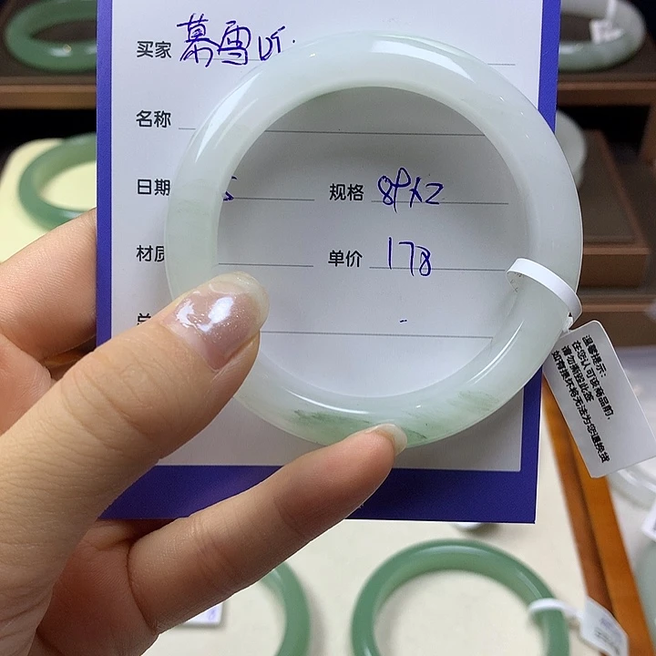石英质玉手镯未镶嵌-***。