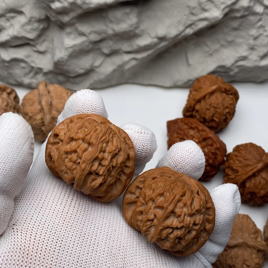 文玩核桃吊坠白狮子37.5