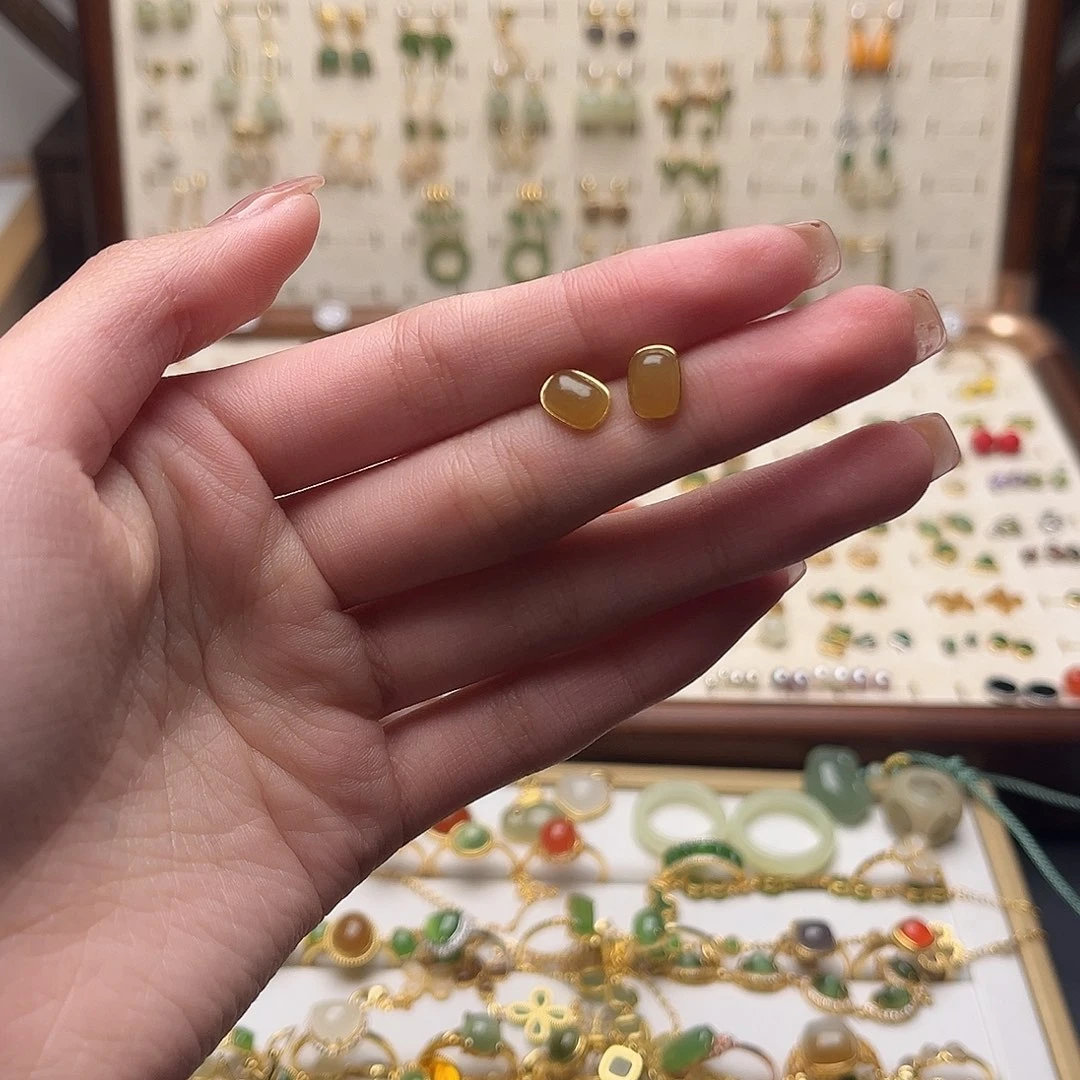 山***。和田玉未镶嵌耳饰