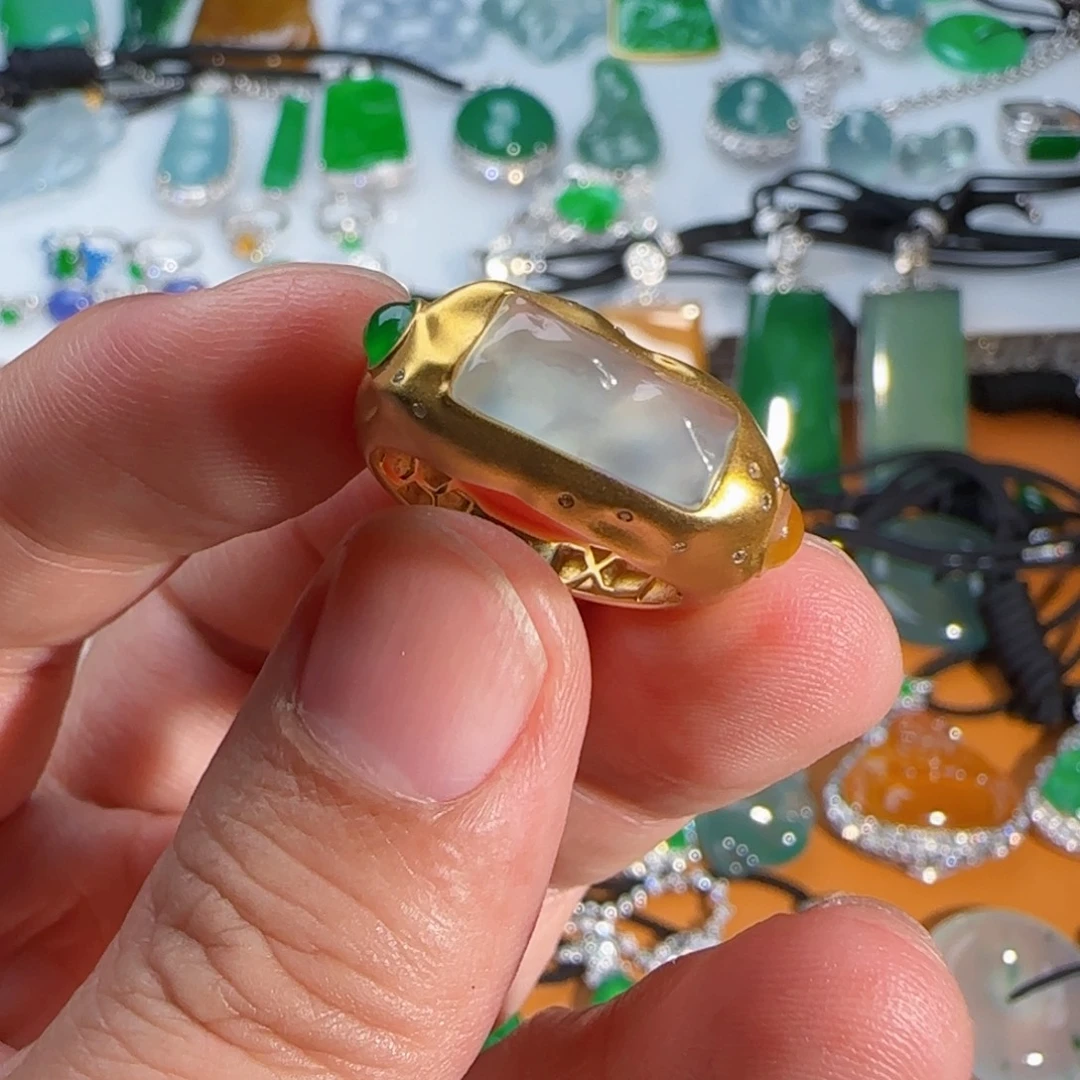 翡翠18K金镶嵌戒指冰玻随形价值