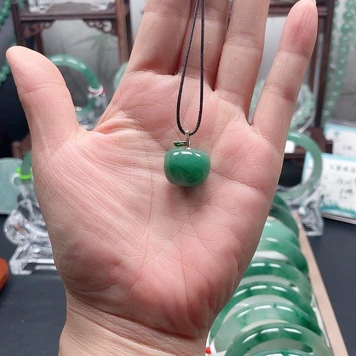 颈饰未镶嵌石英质玉