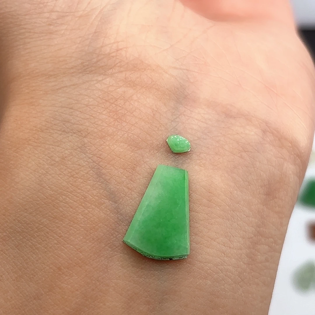 翡翠未镶嵌颈饰无事牌