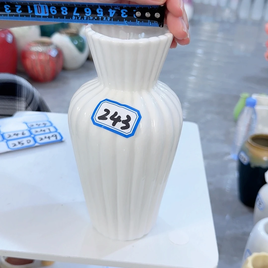 243号陶瓷高20厘米瑕疵一个