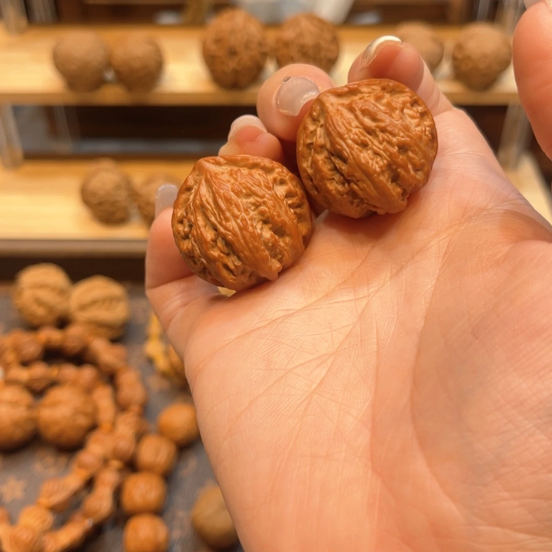 文玩核桃把件红皮龙纹帽