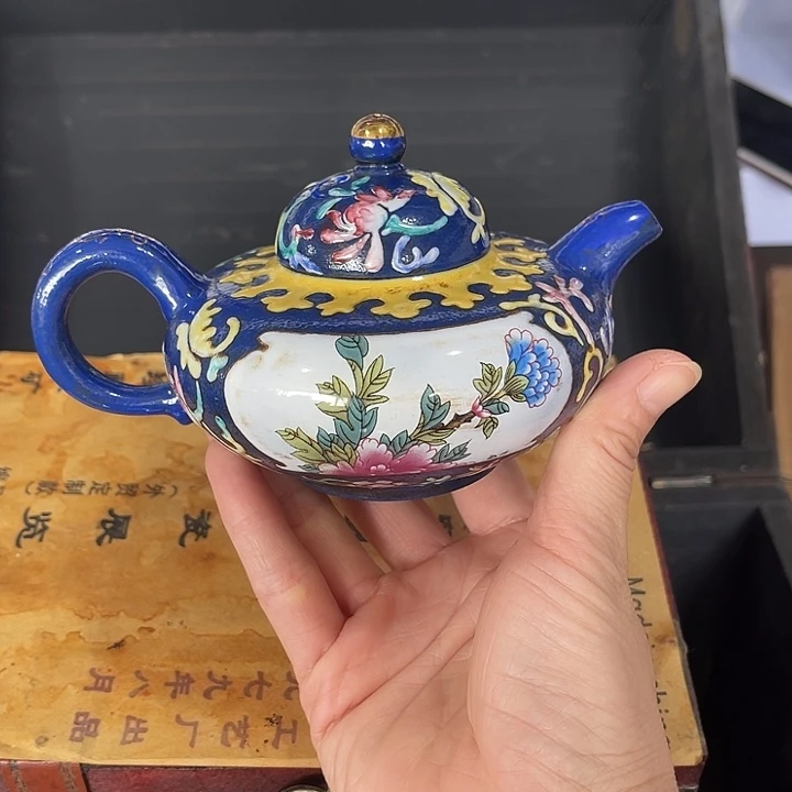 茶壶紫泥原矿泥料手工制作的一把紫砂壶。