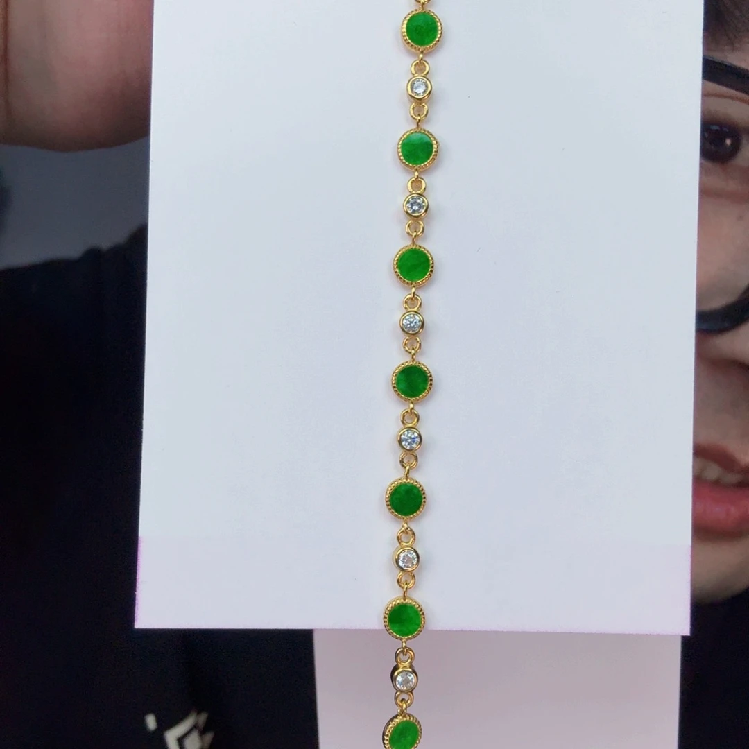 翡翠未镶嵌颈饰一件