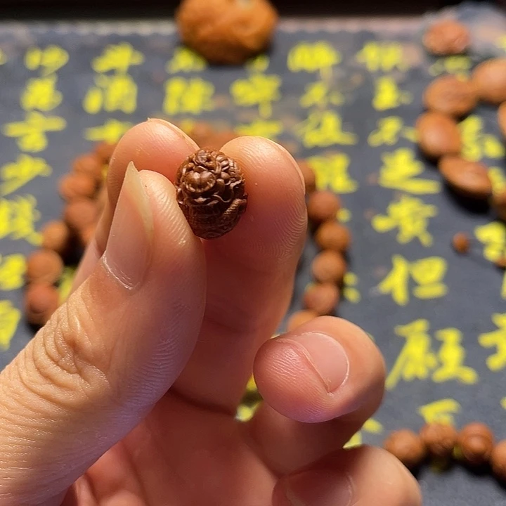 年****吃龙纹桃核雕刻龙三通