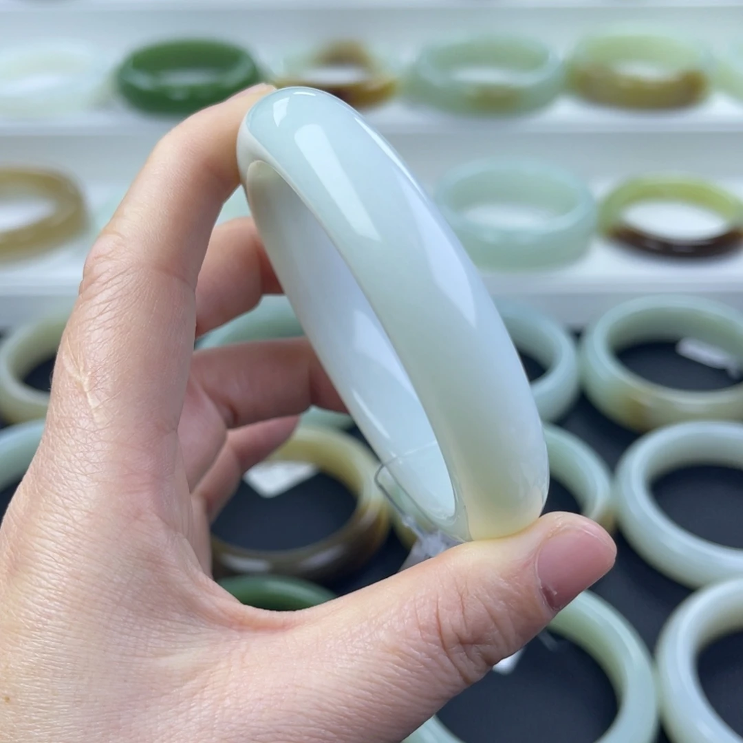 和田玉未镶嵌手镯