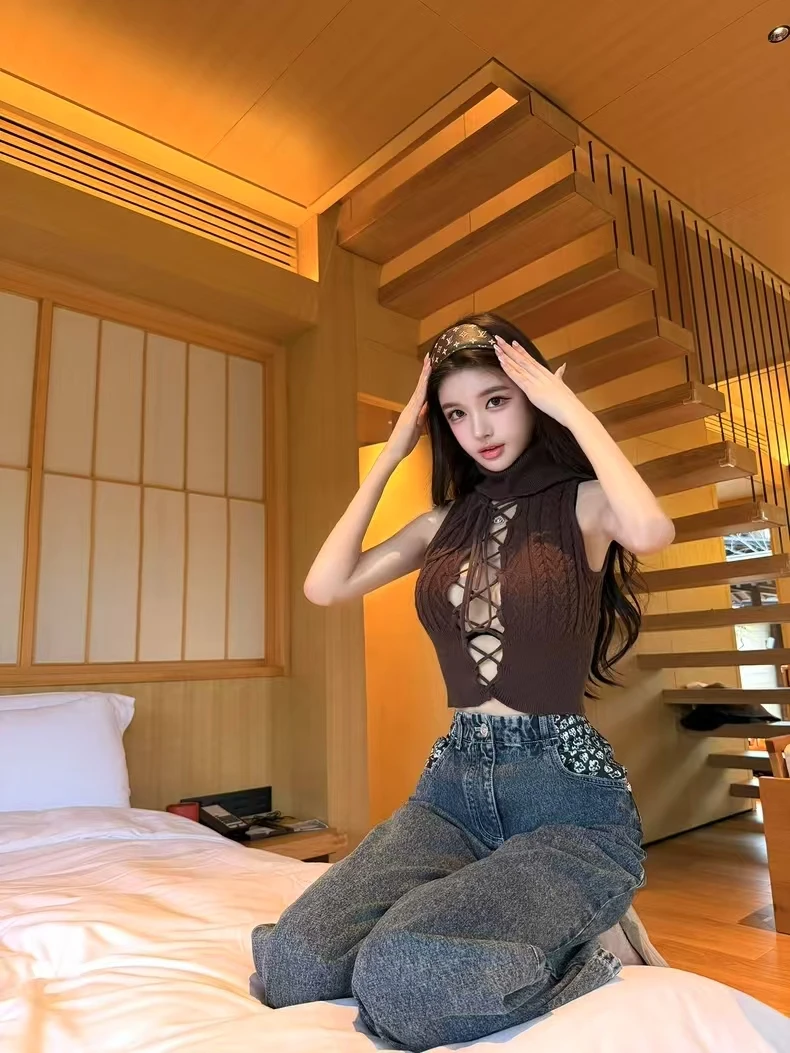 秋季新款设计感气质镂空针织背心上衣配香口袋拼接印花牛仔裤套装