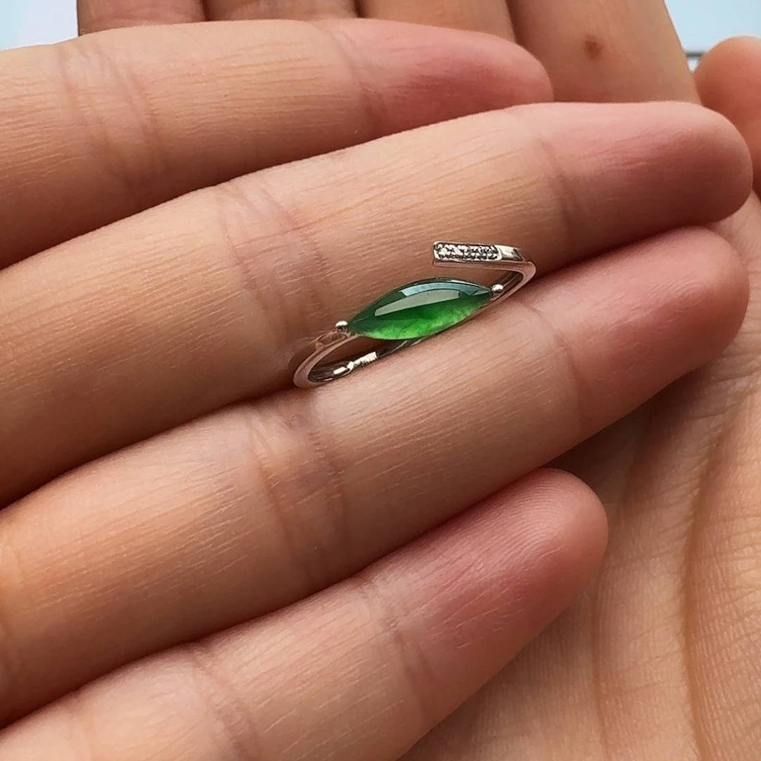 翡翠颈饰18K金镶嵌戒指