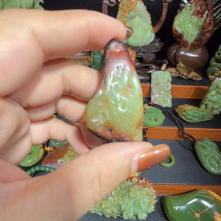 颈饰未镶嵌透闪石质玉