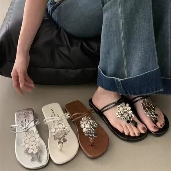 2025夏新款时尚金属扣度假沙滩罗马凉拖鞋韩版亮片夹趾拖鞋女外穿