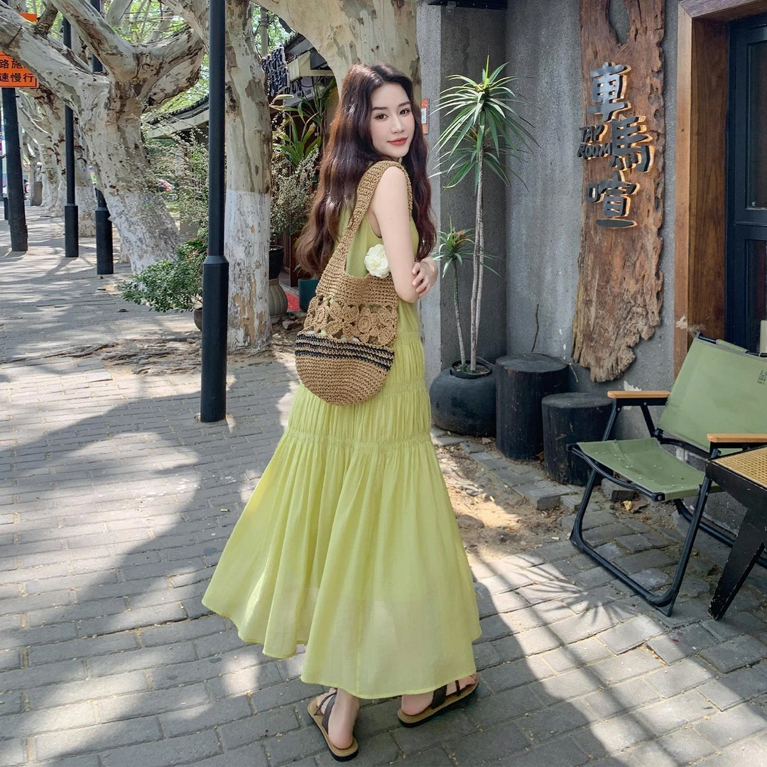 绿色褶皱背心连衣裙女夏2025新款法式慵懒风减龄宽松显瘦无袖长裙