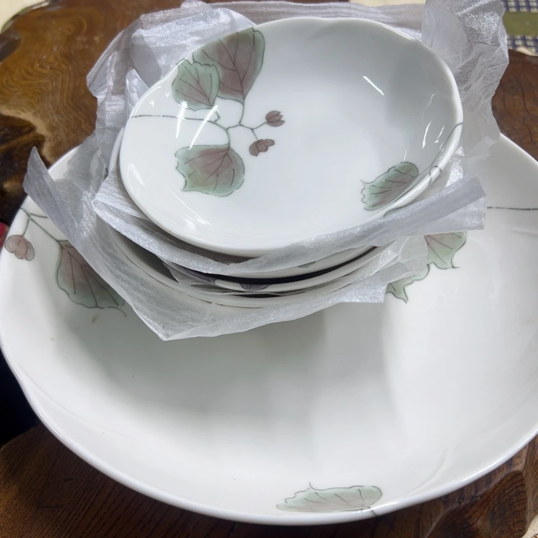 带盒子陶瓷碗和小