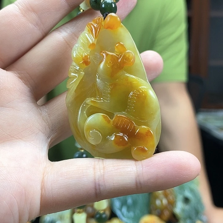 蛇纹石玉未镶嵌颈饰