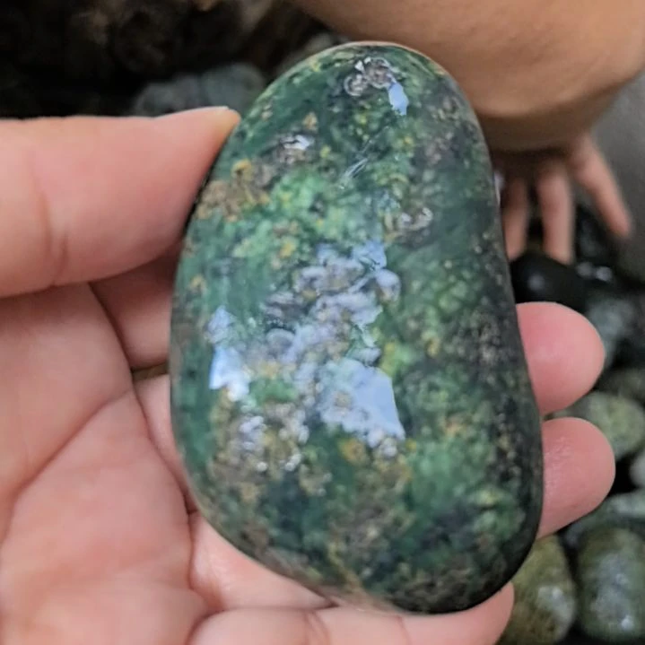 酒***无有机玻璃藏玉药王石原石手把件一个