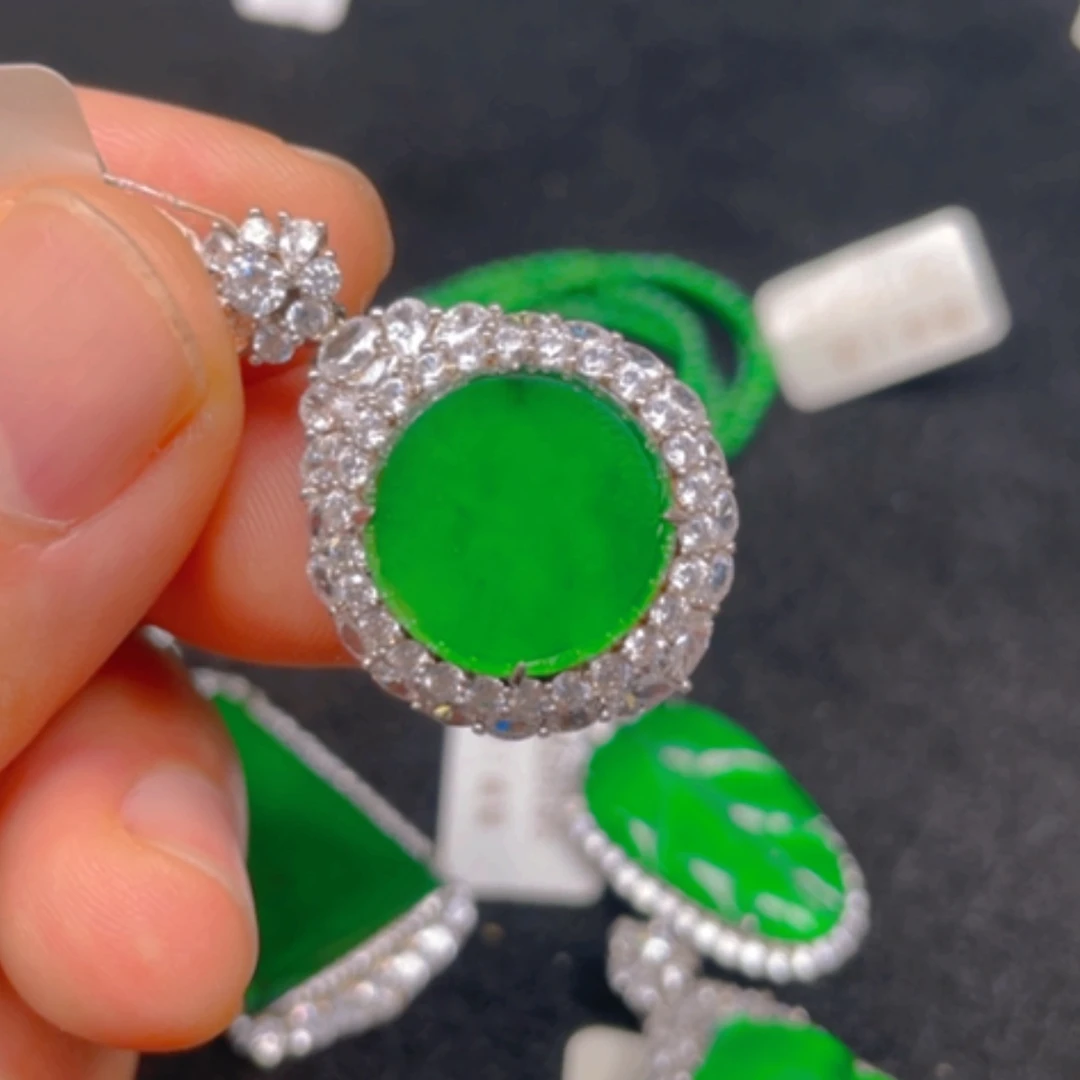 【闪购商品】颈饰银S925镶嵌翡翠吊坠