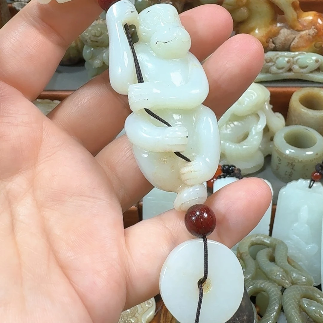 和田玉未镶嵌把件有****玉