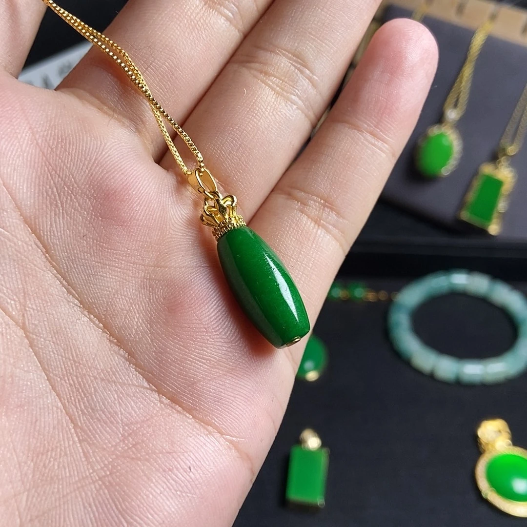 颈饰18K金镶嵌翡翠桶珠吊坠