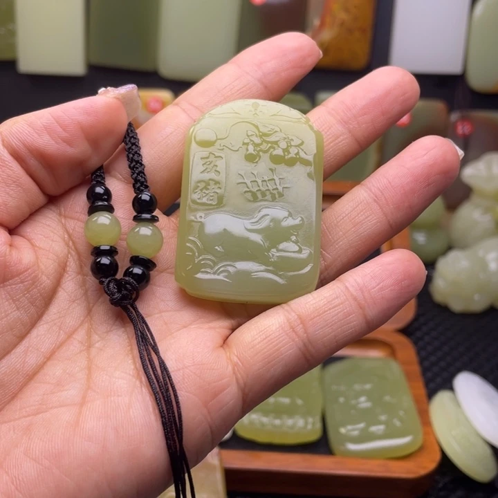 新疆昆仑山料生肖猪