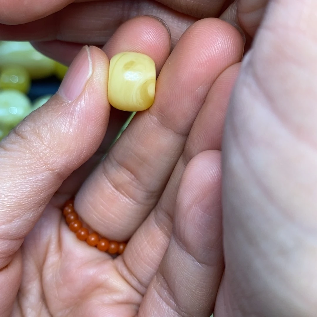 何***庸琥珀未镶嵌裸石原矿蜜蜡配珠