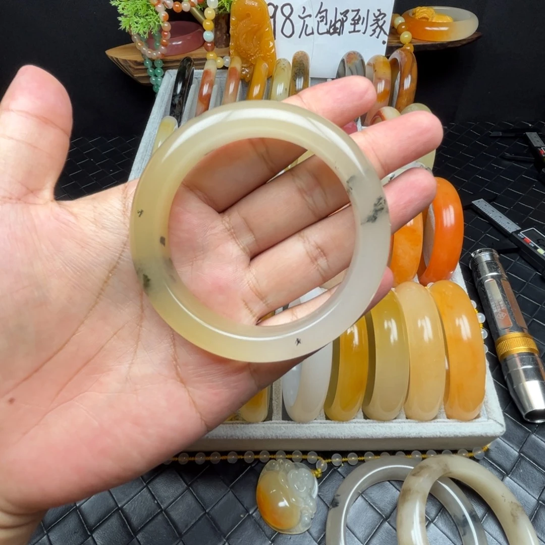 任***痛未镶嵌石英质玉（黄龙玉）手镯