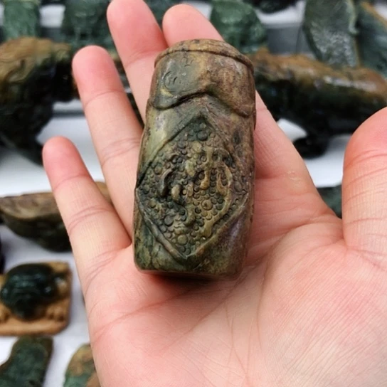 未镶嵌岫岩河磨玉（透闪石质玉）把件