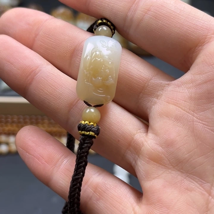 颈饰未镶嵌和田玉（糖玉）