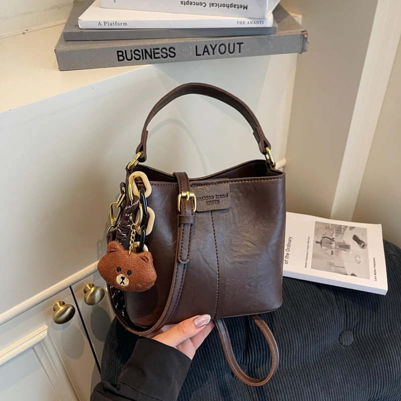 流行爆款手提水桶包女2025秋冬新款时尚复古单肩包日常通勤斜挎包