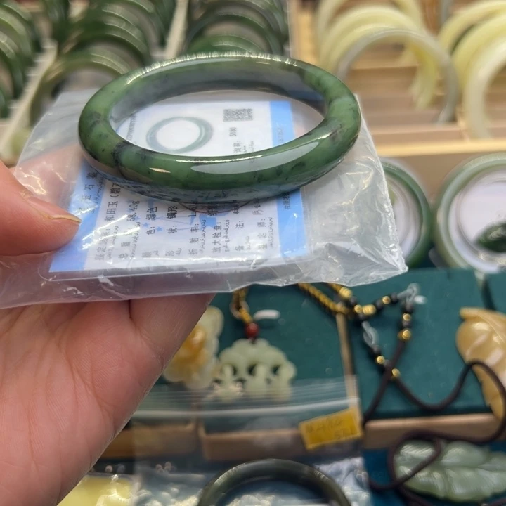 和田玉手镯未镶嵌60.9圈围3749