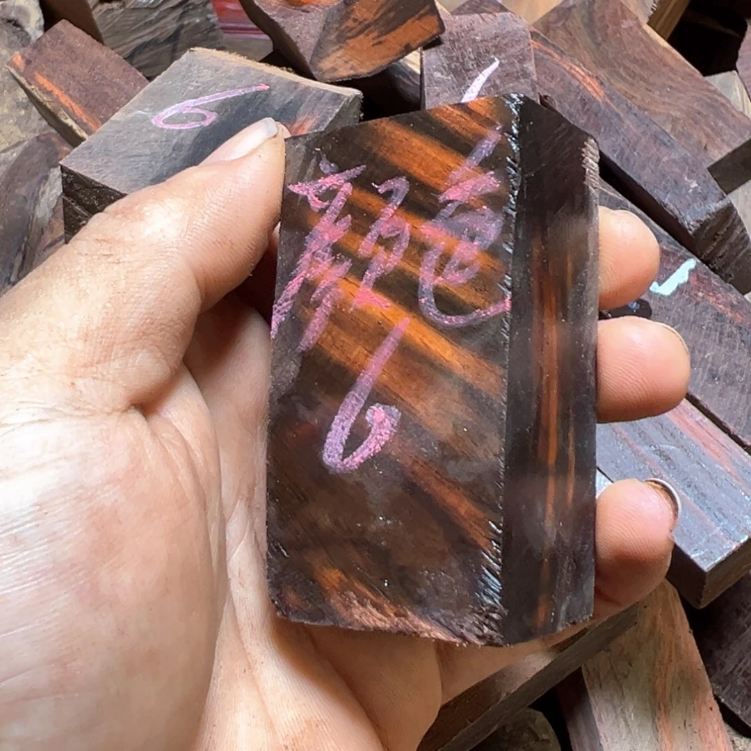 颜***色交趾黄檀（大红酸枝）