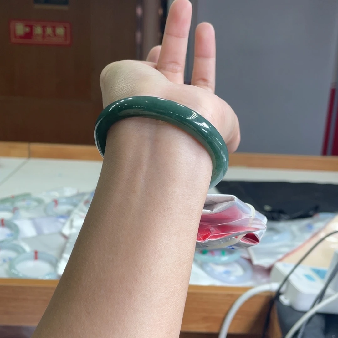 翡翠手镯未镶嵌老油青56贵妃